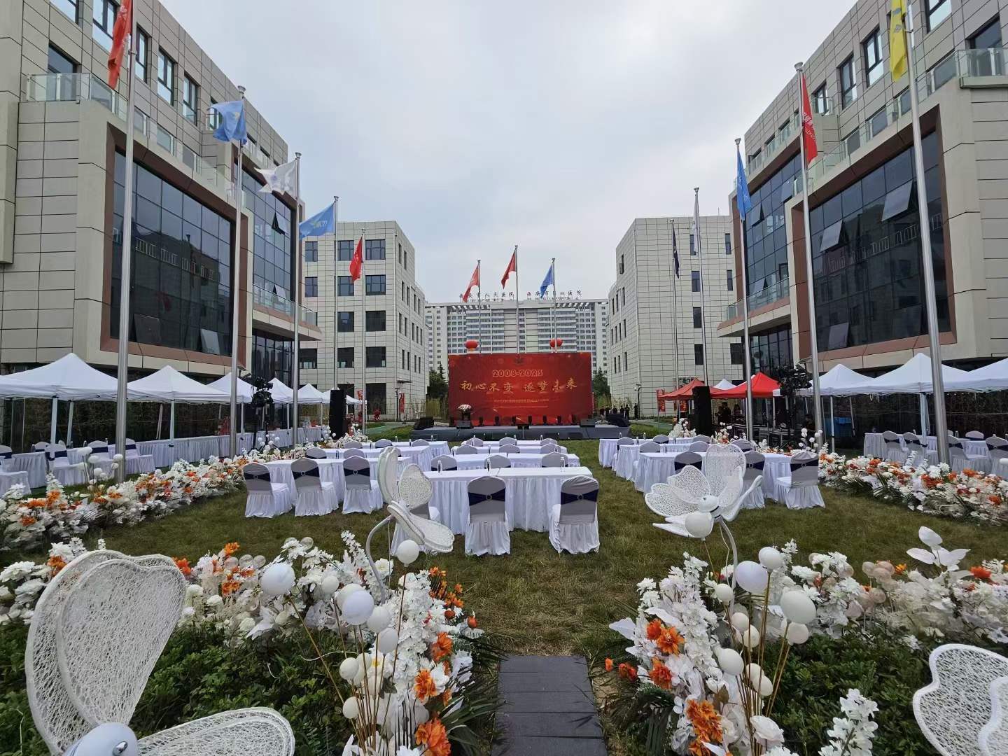 1688539305409664.jpg 集團(tuán)動(dòng)態(tài) 櫛風(fēng)沐雨 砥礪前行 中鈉儲(chǔ)能恭賀“瀚林控股集團(tuán)十五周年慶典”圓滿舉行2.jpg