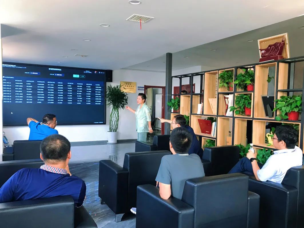 1693470686970303.jpg 企業(yè)動(dòng)態(tài) 熱烈歡迎藍(lán)曉科技領(lǐng)導(dǎo)一行蒞臨中鈉儲(chǔ)能參觀考察4.jpg